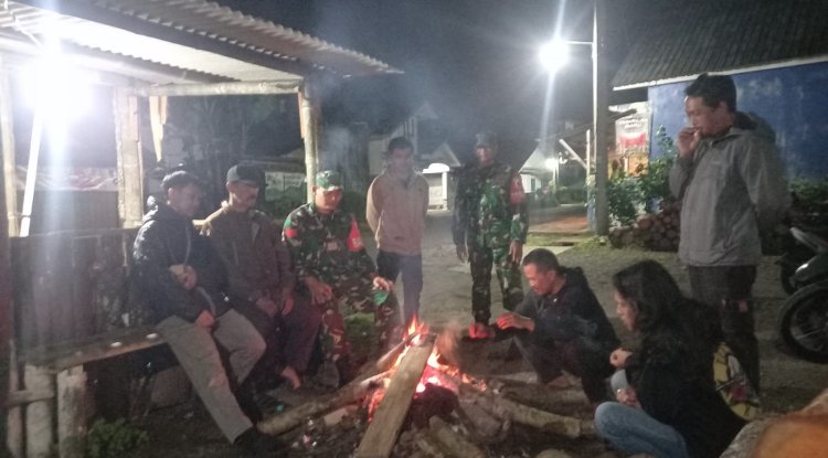 Babinsa Melaksanakan Patroli Siskamling Bersama Linmas Dan Warga