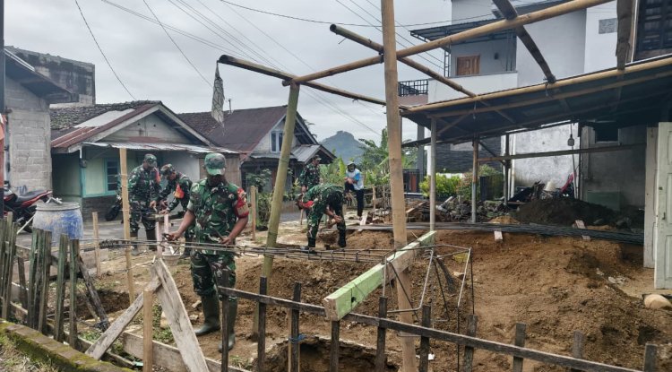 Babinsa Melaksanakan kerja Bakti Rumah Tidak Layak huni
