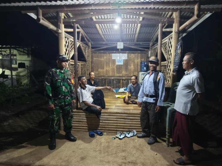 Jaga Keamanan Wilayah Babinsa Koramil 15 Rakit Melaksanakan Patroli