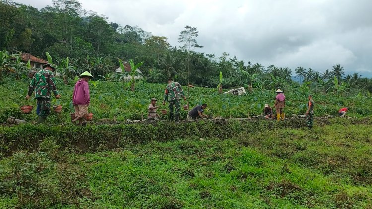 Koramil 11 Punggelan Bersama Warga Membangun Irigasi
