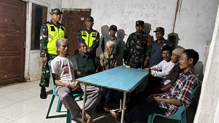 Babinsa Bersama  satLinmas dan Staf Kecamatan Purwareja Klampok Patroli Keamanan