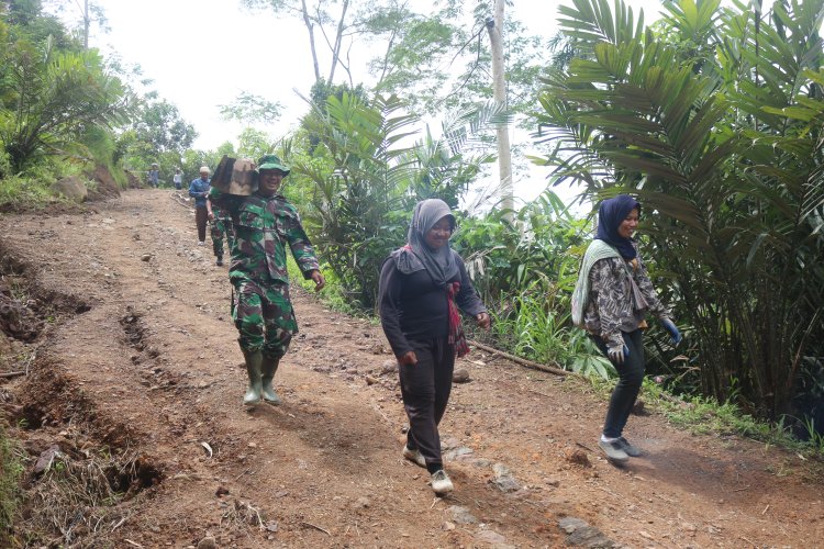 TNI dan Warga Bangun Jembatan Garuda di Punggelan