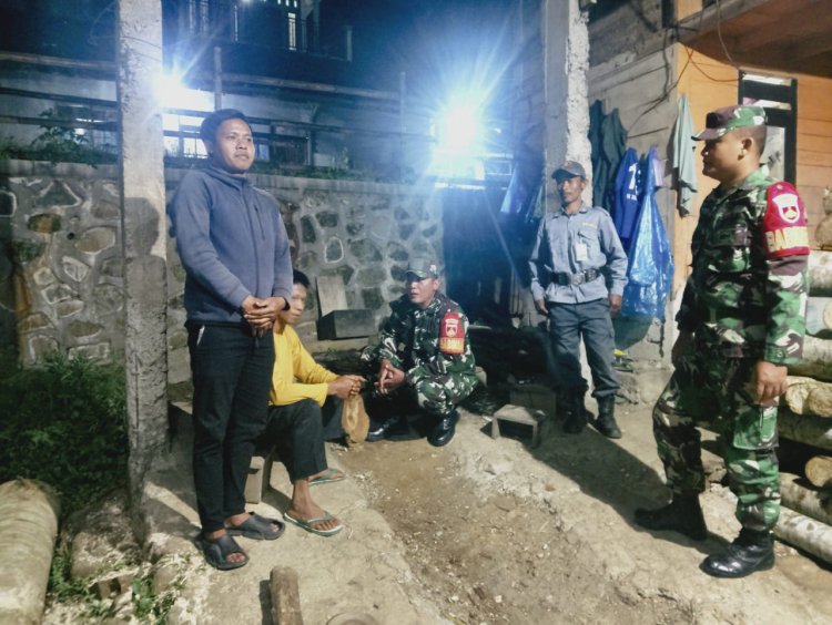 Jaga Keamanan Lingkungan Babinsa Koramil 04 Karangkobar Melaksanakan Patroli