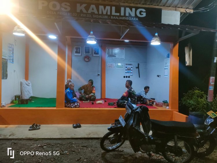 Anggota Koramil 12 Sigaluh Patroli Siskamling Bersama Warga