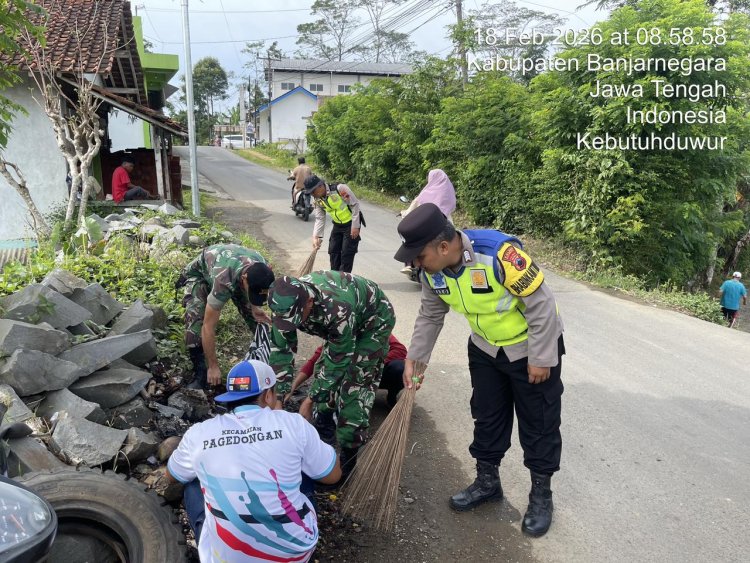 Danposramil Pagedongan Beserta Anggota Melaksanakan Gerakan Indonesia Asri