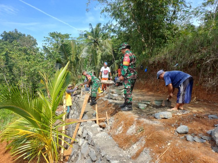 Danramil 08 Purwanegara Pimpin Kerja Bakti Pembuatan Jalan Usaha Tani 