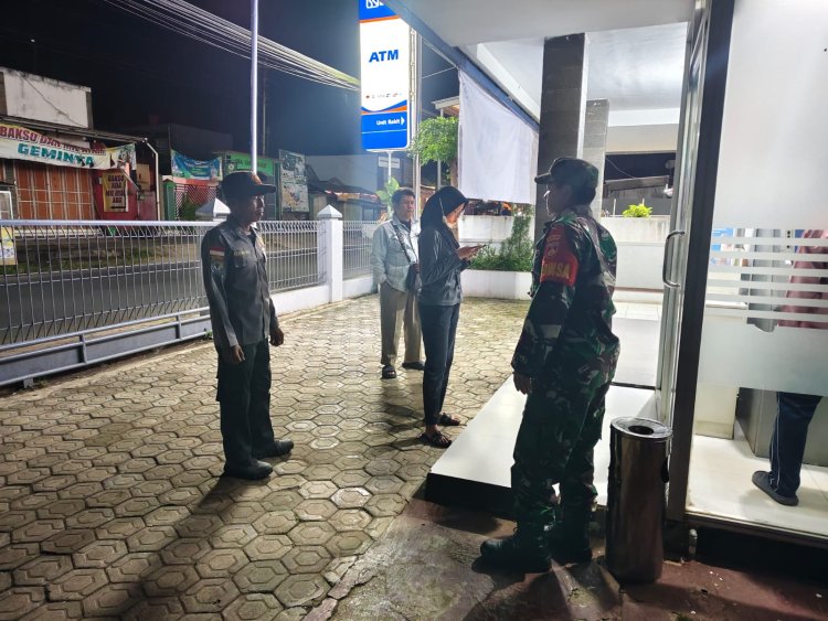 Babinsa Dan Linmas Melaksanakan Patroli Malam Jaga Rasa Aman Di Wilayah Kecamatan Rakit