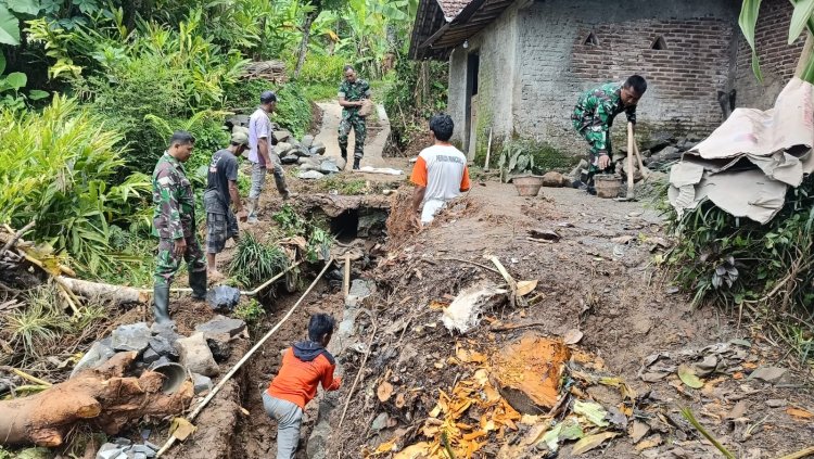 Koramil 11 Punggelan bersama Warga Kerja Bakti Bangun Saluran Air