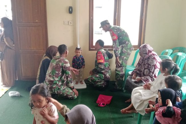 Babinsa Koramil 18 Pagentan Monitoring Posyandu Balita