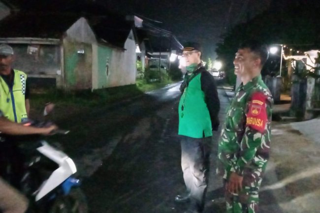 Koramil 08/Purwanegara melaksanakan patroli malam sekaligus monitoring siskamling