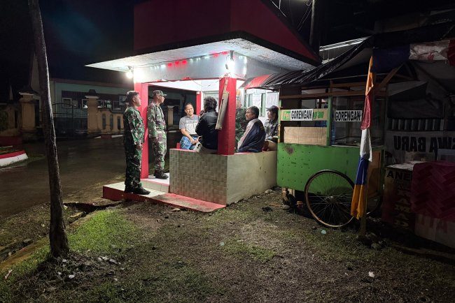 Anggota Koramil 12 Sigaluh Patroli Siskamling Bersama Warga Cegah Gangguan Kamtibmas