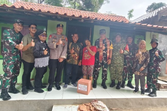 Senyum Bahagia Ibu Caski Saat Rumah Barunya dikunjungi Tim Wasev TMMD ke-127
