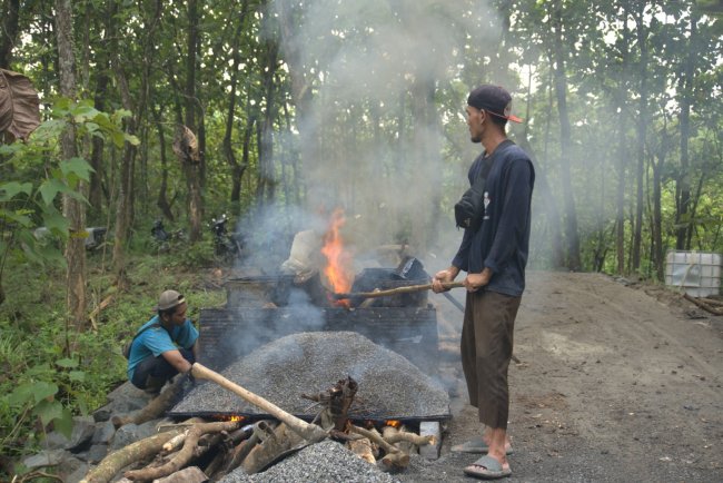 Semangat Manunggal, Tenaga Ahli Pengaspal Asal Banyumas Bangga Berjibaku Bersama Satgas TMMD Brebes