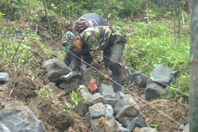 Kejar Target Minggu Terakhir, Satgas TMMD Brebes Percepat Pengerjaan Talud di Desa Cikuya