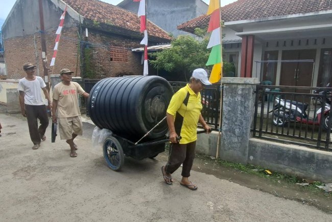 Pantang Surut Meski Berpuasa, Warga Cikuya Bahu-Membahu Distribusikan Toren Air TMMD untuk Fasilitas Ibadah