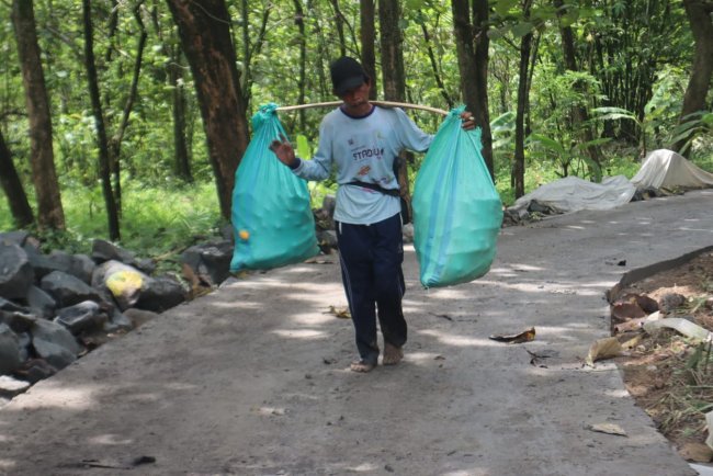 Senyum Petani Jagung Cikuya, Jalan Cor TMMD Pangkas Biaya Angkut dan Bebas Selip