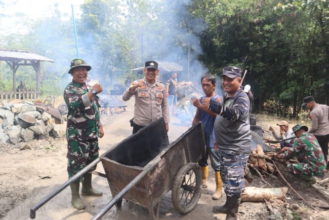Sinergi Tanpa Batas, Satgas TMMD 127 dan Warga Percepat Pengaspalan Jalan