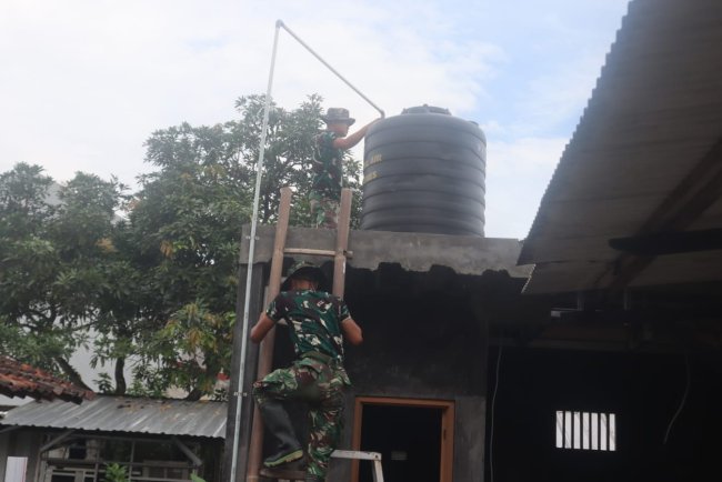 Wujudkan Sanitasi Layak, Satgas TMMD Pasang Toren Air di Mushola Al-Badriah Desa Cikuya
