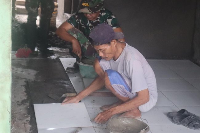 RTLH Ibu Rastip Hampir Rampung, Kini Tinggal Pasang Keramik 