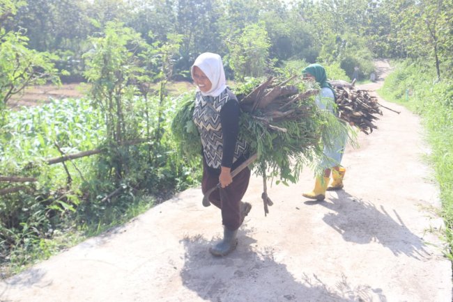 Jarak Lebih Dekat, Itulah Senyum Kebanggaan Petani Cikuya Saat Jalan Baru TMMD Terwujud
