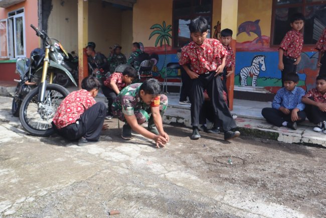 Hangatnya Kebersamaan, Kopka Sigit Rurimantoro Bermain Kelereng Bersama Anak Cikuya