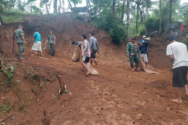 Koramil 08/Purwanegara gotong royong pembuatan jalan usaha tani