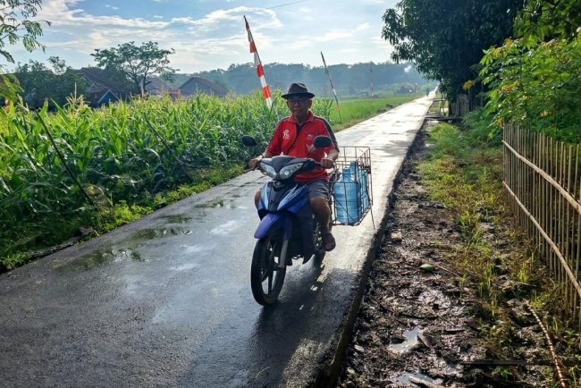 Jalan Rabat Beton TMMD Rampung, Pengusaha Galon Isi Ulang di Cikuya Tak Lagi Panggul Barang