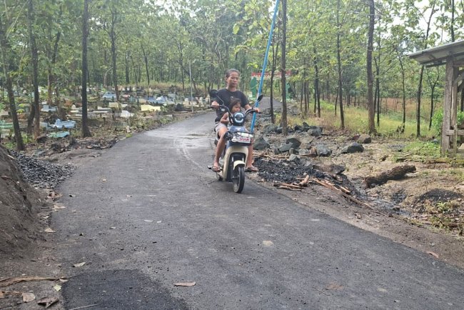 Wajah Baru Desa Cikuya, Jalan Hasil TMMD Jadi Favorit Warga untuk Olahraga Pagi