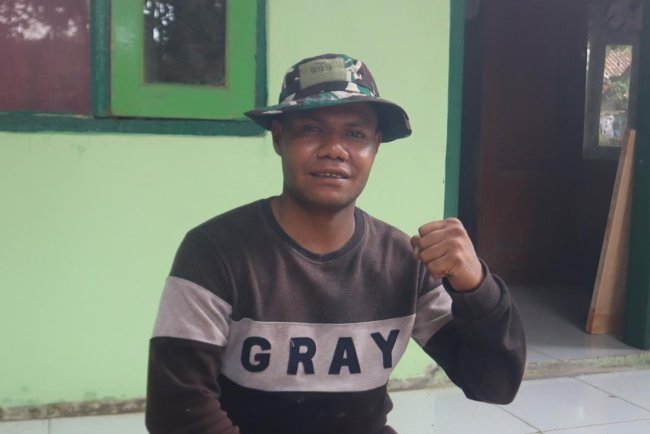 Dengan Ketulusan Prada Anodes Prajurit TNI Asal Biak Percantik Rumah Warga