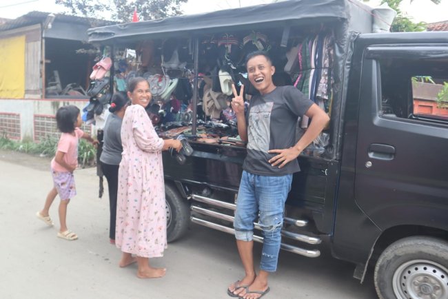Kesaksian Pedagang Asal Mojokerto “Jalan Desa Cikuya Kini Mulus dan Nyaman”