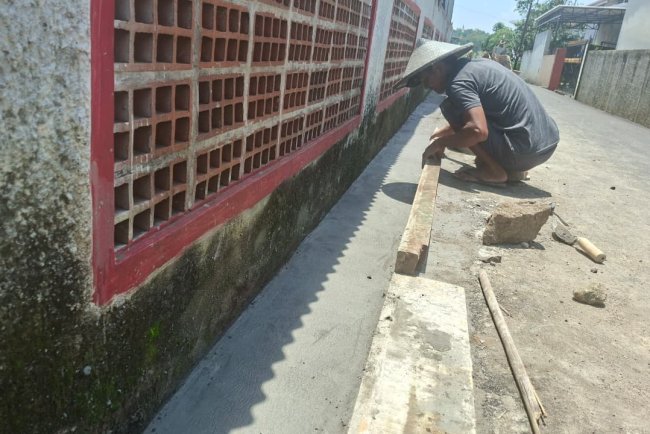 Wujud Syukur, Tukang di Desa Cikuya Sukarela Buat Saluran Air Demi Keawetan Jalan TMMD