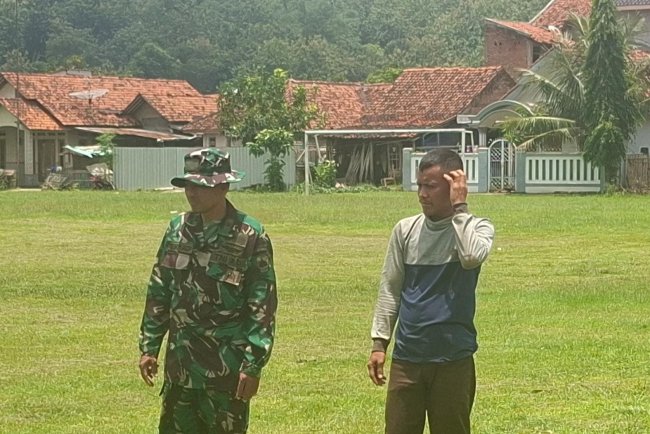 ​H-1 Penutupan TMMD, Pasiter Kodim 0713/Brebes dan Perangkat Desa Cikuya Cek Kesiapan Lapangan Upacara