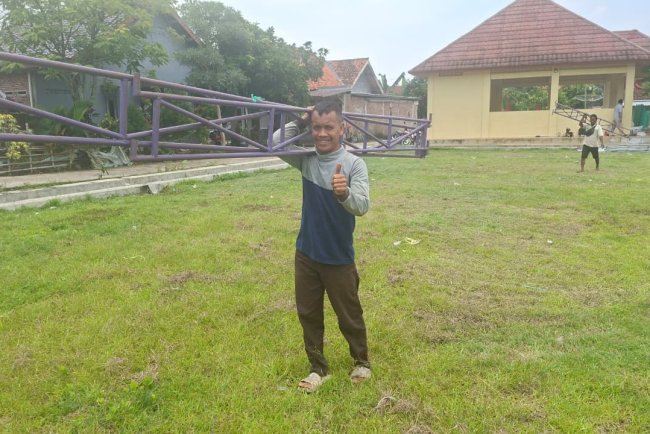 Pemuda Desa Cikuya Bahu-Membahu Siapkan Tenda Upacara di Lapangan Desa