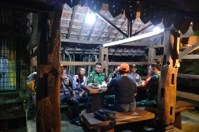 Babinsa Laksanakan Pos Kamling dan Patroli Bersama Warga