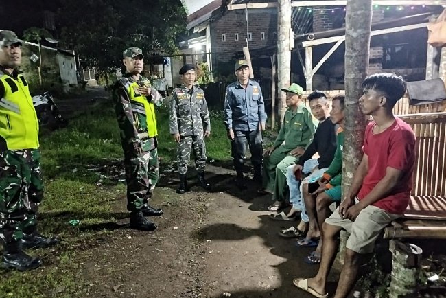 Koramil 02 Klampok Bersama sat Linmas Patroli Pos Kamling Keamanan