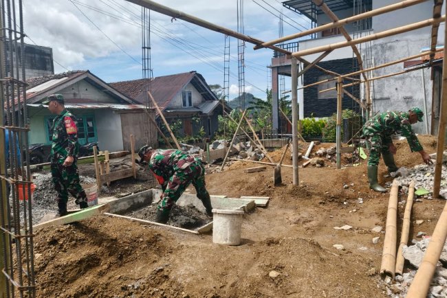Koramil 16 Pejawaran Melaksanakan Kerja Bakti Pembangunan Rumah Tidak Layak Huni