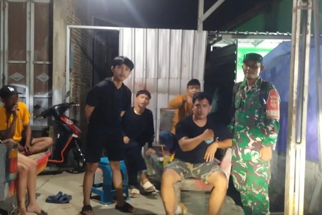 Patroli di Pos Kamling Desa Purwonegoro