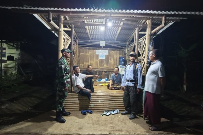 Babinsa dan Linmas Intensifkan Patroli Malam Wujudkan Lingkungan Aman