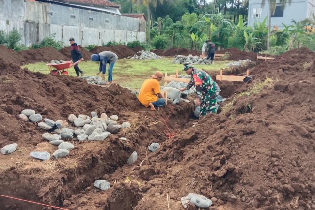 Babinsa Sertu Sutaryo Pantau Pemasangan Pondasi KDKMP