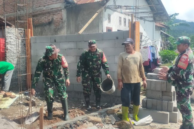 Danramil Kalibening Bantu Warga Bantu RTLH