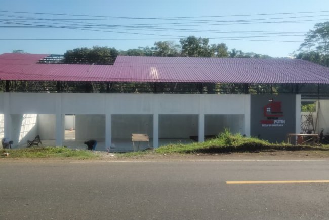 Babinsa Dampingi Pemasangan Keramik Pembangunan KDKMP di Desa Bojanegara