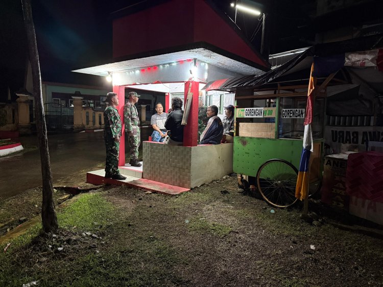 Anggota Koramil 12 Sigaluh Patroli Siskamling Bersama Warga Cegah Gangguan Kamtibmas
