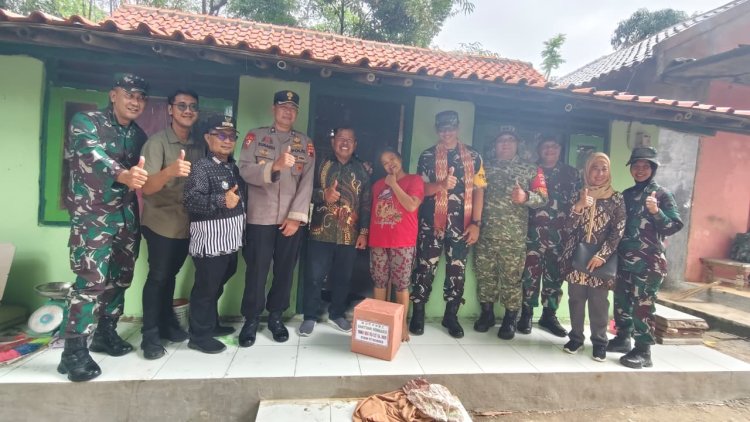 Senyum Bahagia Ibu Caski Saat Rumah Barunya dikunjungi Tim Wasev TMMD ke-127