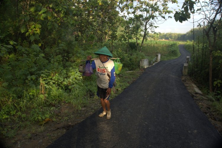 Mbah Satomi Nikmati Jalan Mulus Hasil TMMD Brebes Menuju Sawah