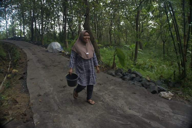 Akses Jalan Rabat Beton Tuntas, Ibu Rumah Tangga di Desa Cikuya Kini Mandiri Menuju Sawah