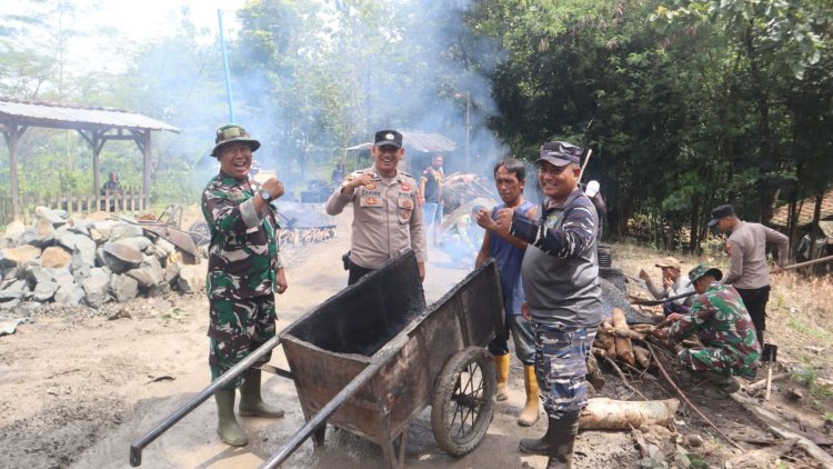 Sinergi Tanpa Batas, Satgas TMMD 127 dan Warga Percepat Pengaspalan Jalan