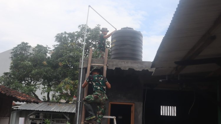 Wujudkan Sanitasi Layak, Satgas TMMD Pasang Toren Air di Mushola Al-Badriah Desa Cikuya