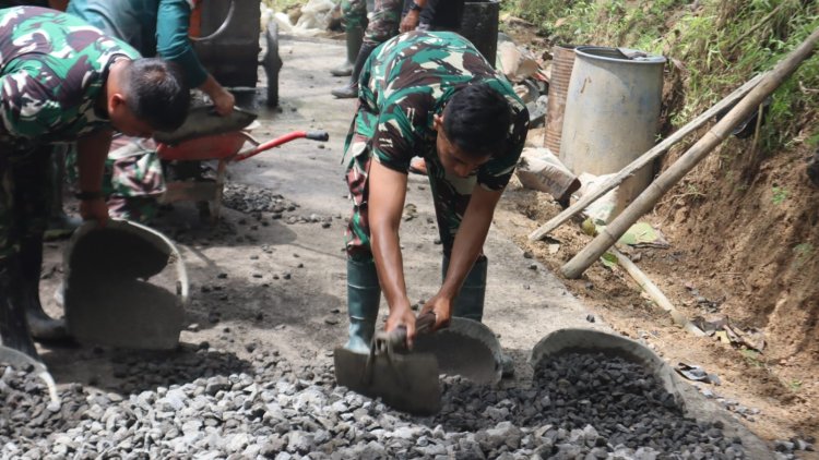 Sosok Serda Edi Purnomo Berdedikasi Tinggi Sukseskan Pembangunan TMMD 