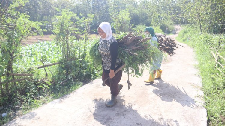 Jarak Lebih Dekat, Itulah Senyum Kebanggaan Petani Cikuya Saat Jalan Baru TMMD Terwujud