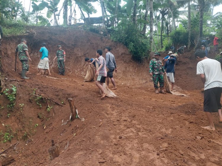 Koramil 08/Purwanegara gotong royong pembuatan jalan usaha tani